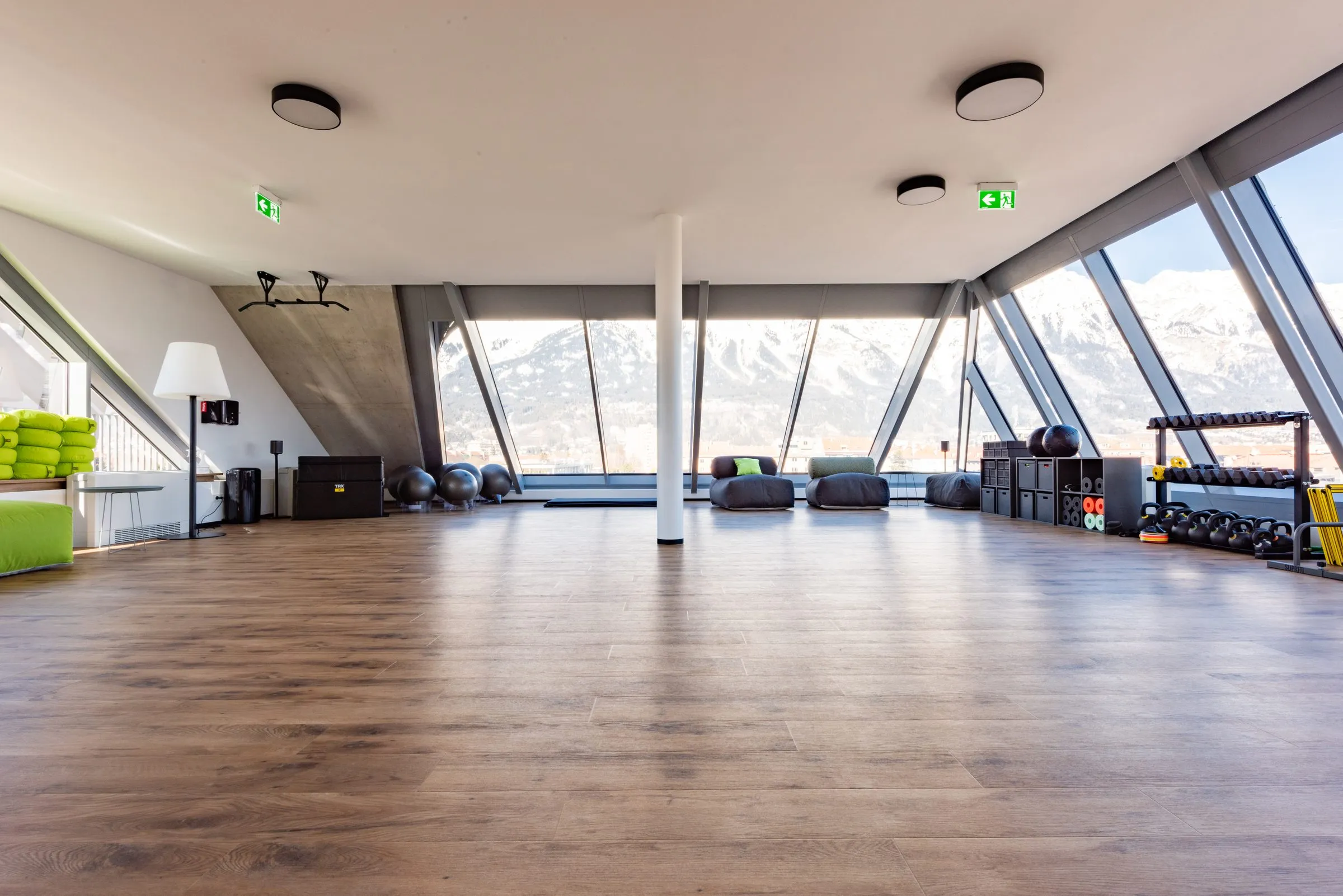Large, bright group room for courses with large windows